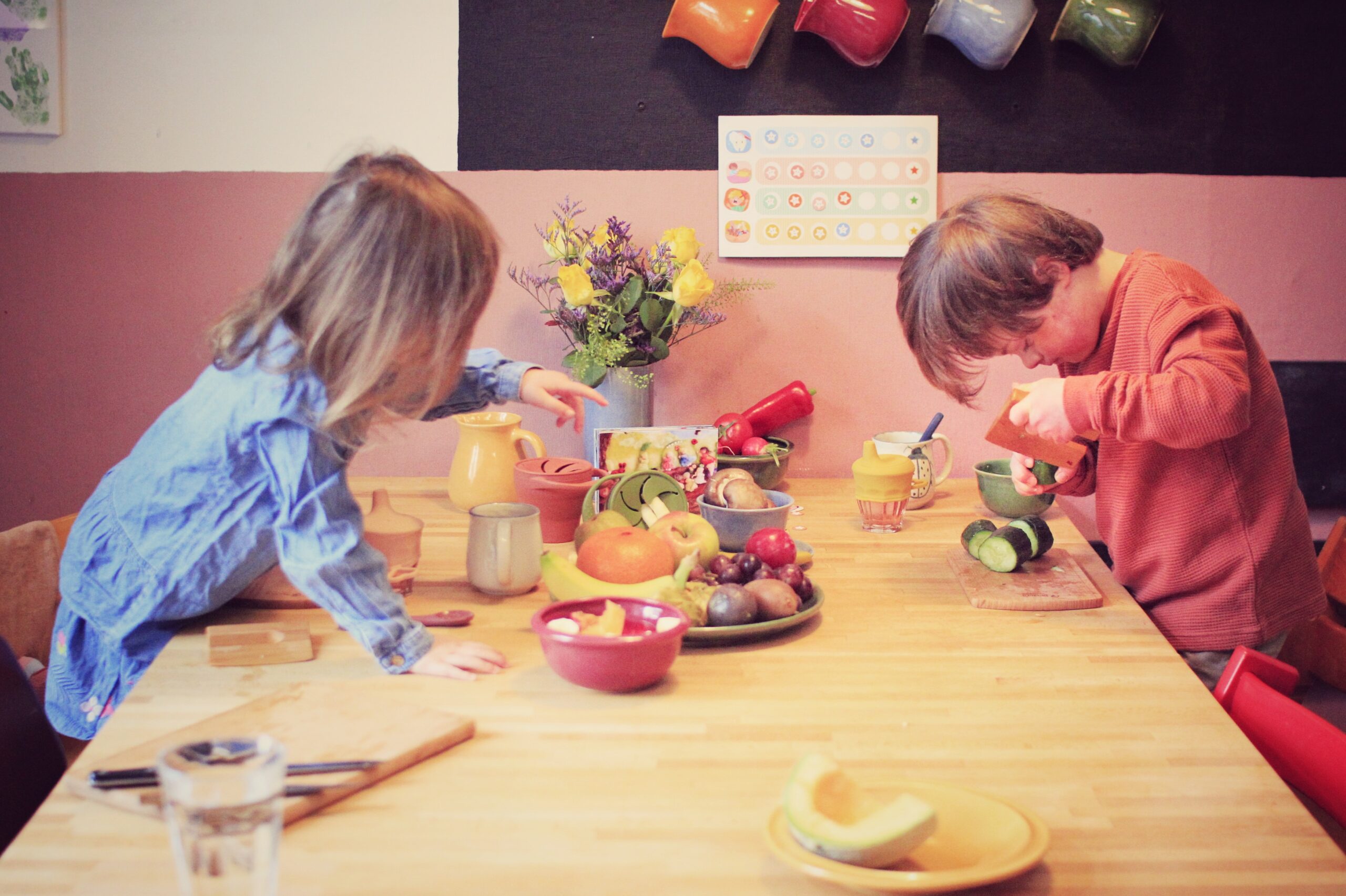 spielende Kinder am Esstisch